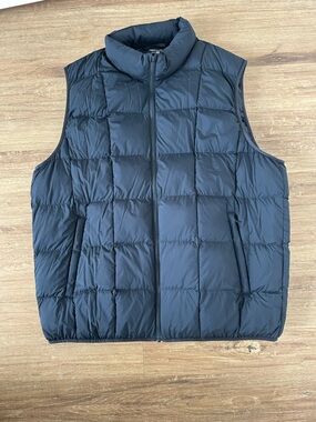 Uniqlo Men's Size L Packable Pufftech Vest - Navy Blue